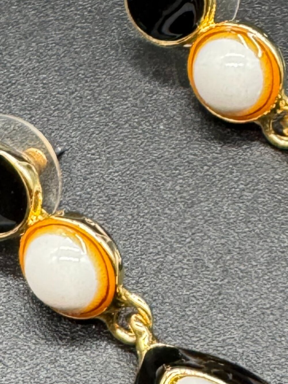 Vintage Gold Tone Pierced Earrings Dangling Black and White *read* - Picture 7 of 7